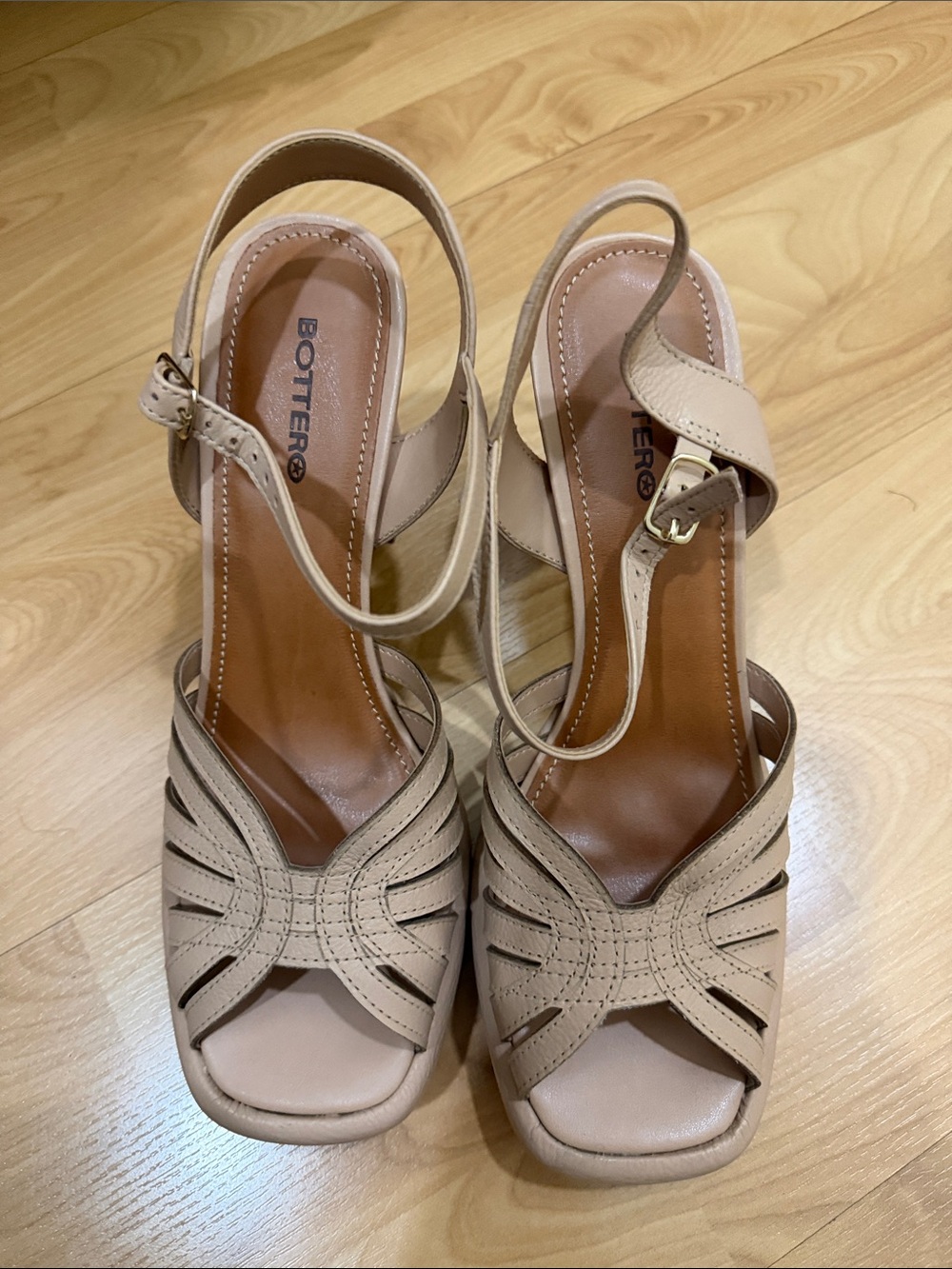 Botero Beige Leather Strappy Block Heel Sandals